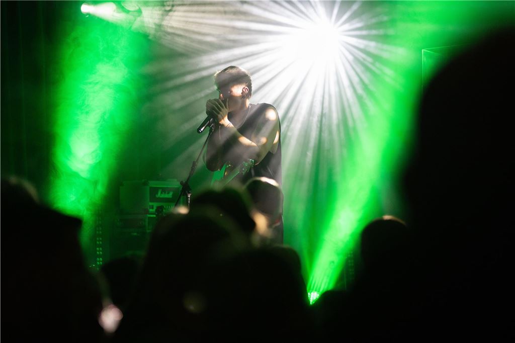 Tanzende Menschen beim Ruhrtal-Rockfest in der Kulturschmiede in Fröndenberg