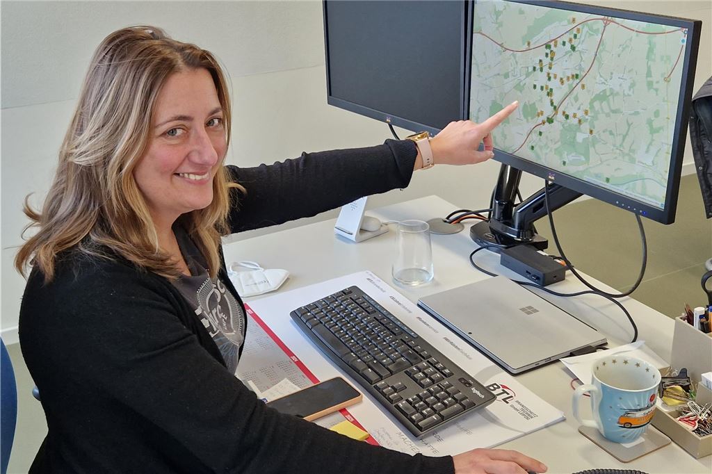 Geparkt und nicht abgeholt: E-Scooter unter B1-Brücke gestrandet Fachbereichsleiterin Stefanie Heinrich sitzt an einem Computer.