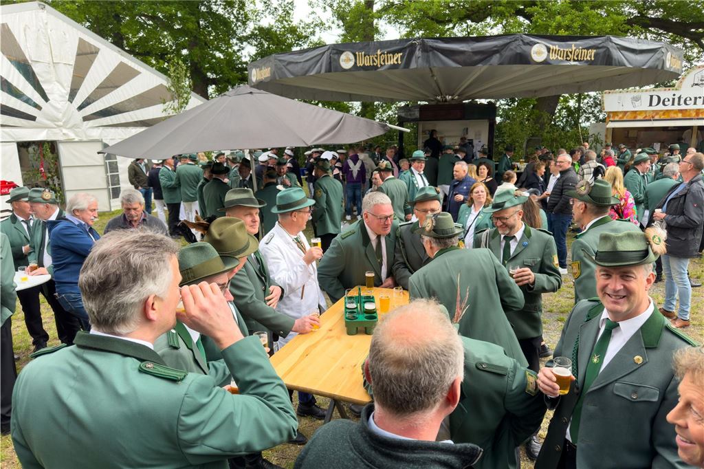 Schützen in Nordick suchen neuen König und Kaiser Viele Menschen stehen auf einer Schützenwiese