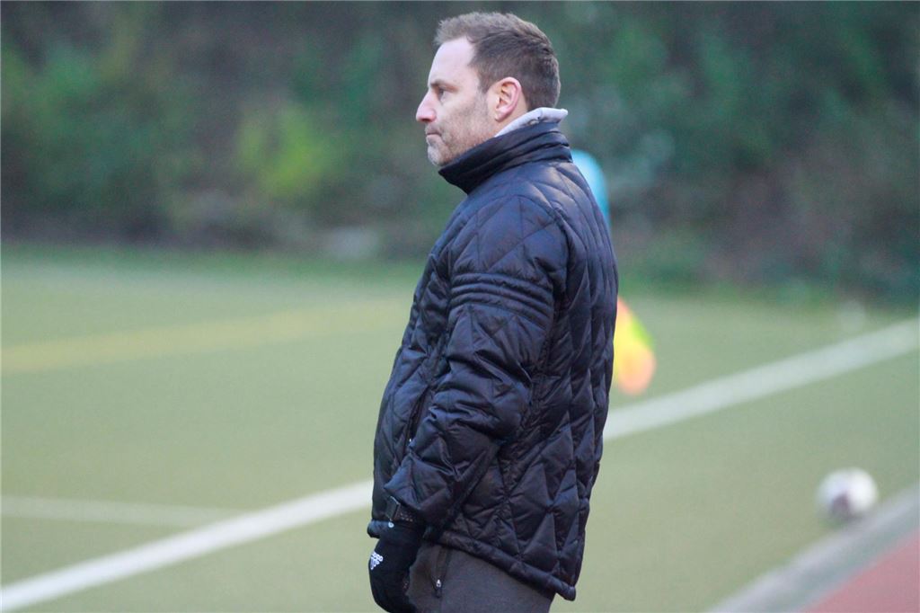 Werner SC kassiert herbe 0:4-Niederlage bei Westfalia Gemen Lars Müller, Trainer vom Werner SC, in Winterjacke an der Seitenlinie.
