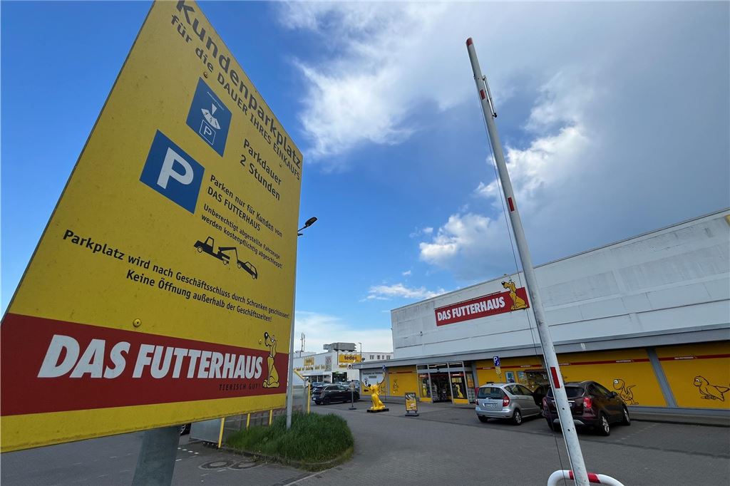 McDonalds, Aldi und Co.: Diese Regeln gelten auf örtlichen Parkplätzen Ein Hinweisschild weist auf die Parkregelung an einem Geschäft für Tierbedarf in Holzwickede hin.