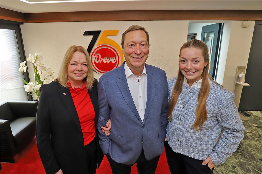 Medizintechnik-Weltmarktführer Dreve bleibt in Unna verwurzelt Gabi (l.), Volker und Victoria Dreve stehen in Unna vor einem Schriftzug "75 Jahre Dreve".