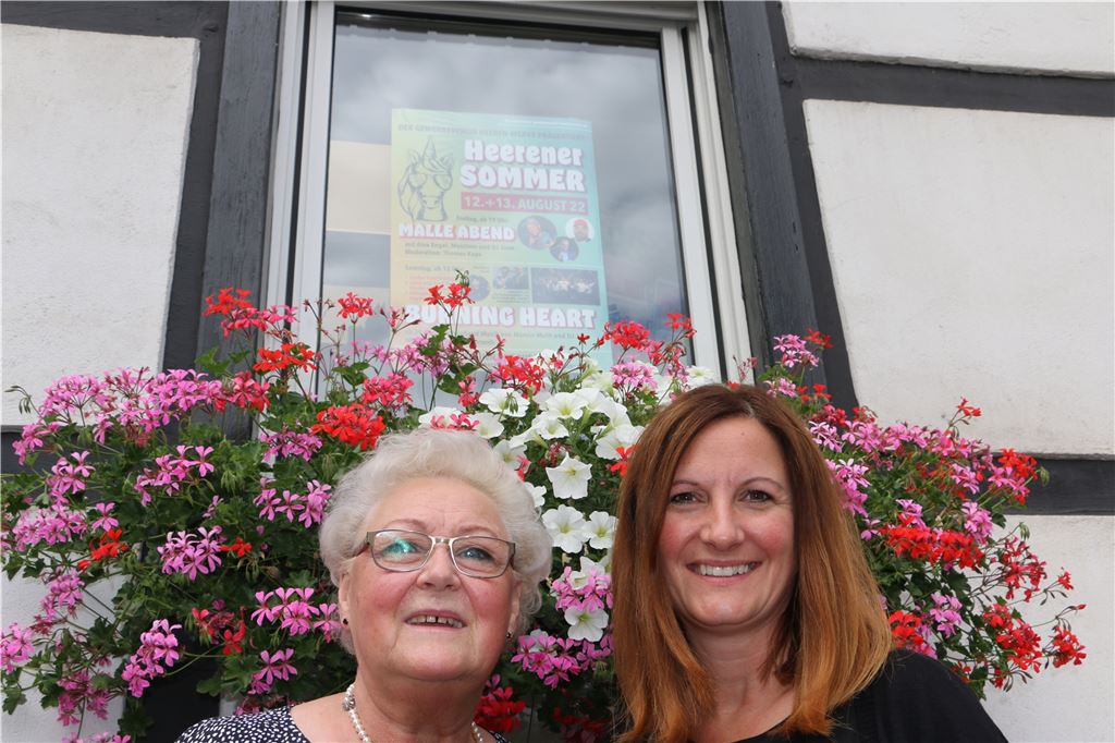 Nach Aus für Bäckerei Albert in Heeren: „Sitzen nicht weinend im Kreis“ Gabi Schulte und Stefanie Thielen von der Buchhandlung „Willi Schulte“ an der Mittelstraße 12 schätzen trotz der Veränderungen in der Dorfmitte den Zusammenhalt der Händler – der sich durch die Organisation des Heerener Sommers am 12. und 13. August manifestiert.