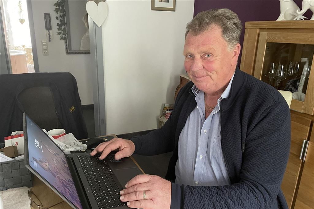 Lütgendortmunder Heinz Kohlmann arbeitet mit 72 noch im Gerüstbau Heinz Kohlmann sitzt an seinem Laptop in seinem Wohnzimmer in Lütgendortmund.