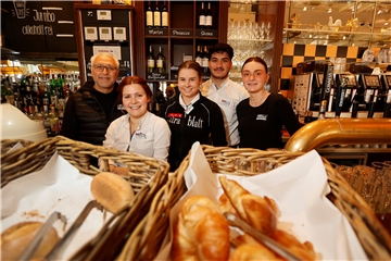 Gastronom Akyüz Erol mit den Mitarbeitern Melina Badzung, Lea Palschinski, Cagatay Cepaye und Maja Krzepina. Mit dem Wegfall der Auflagen hofft man im Extrablatt darauf, dass die für Gastronomen beschwerliche Zeit dem Ende zugeht.
