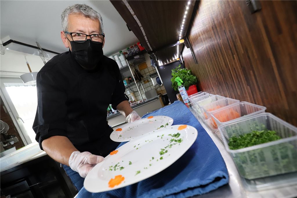 Maskenpflicht und 2G/3G vor dem Aus: Was von den Corona-Regeln in Kamen bleibt Gastwirt Ulli Neumann will in seinem Lokal weiter eine Maske tragen, auch wenn die Pflicht dazu wegfällt.