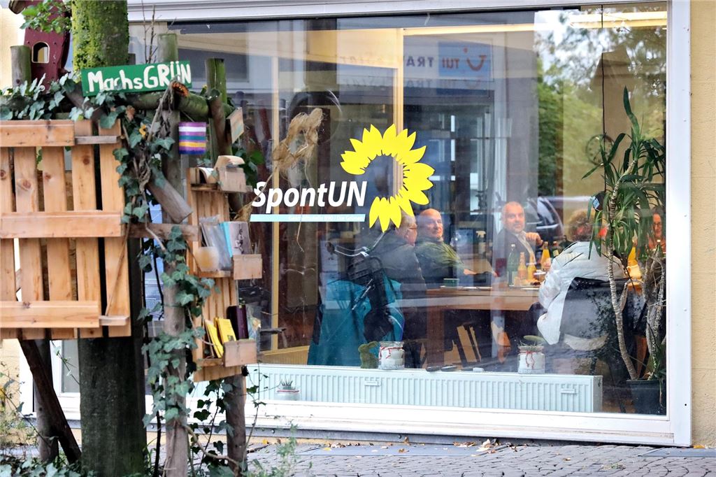 Der graue Alltag in der schwarzgrünen Partnerschaft Geburtsstunde der schwarzgrünen Projektpartnerschaft in Unna: Gut sichtbar im Schaufenster des „Spontun“ an der Wasserstraße kamen mach der Kommunalwahl 2020 Vertreter beider Fraktionen inklusive Bürgermeister Dirk Wigant zum Gespräch zusammen.