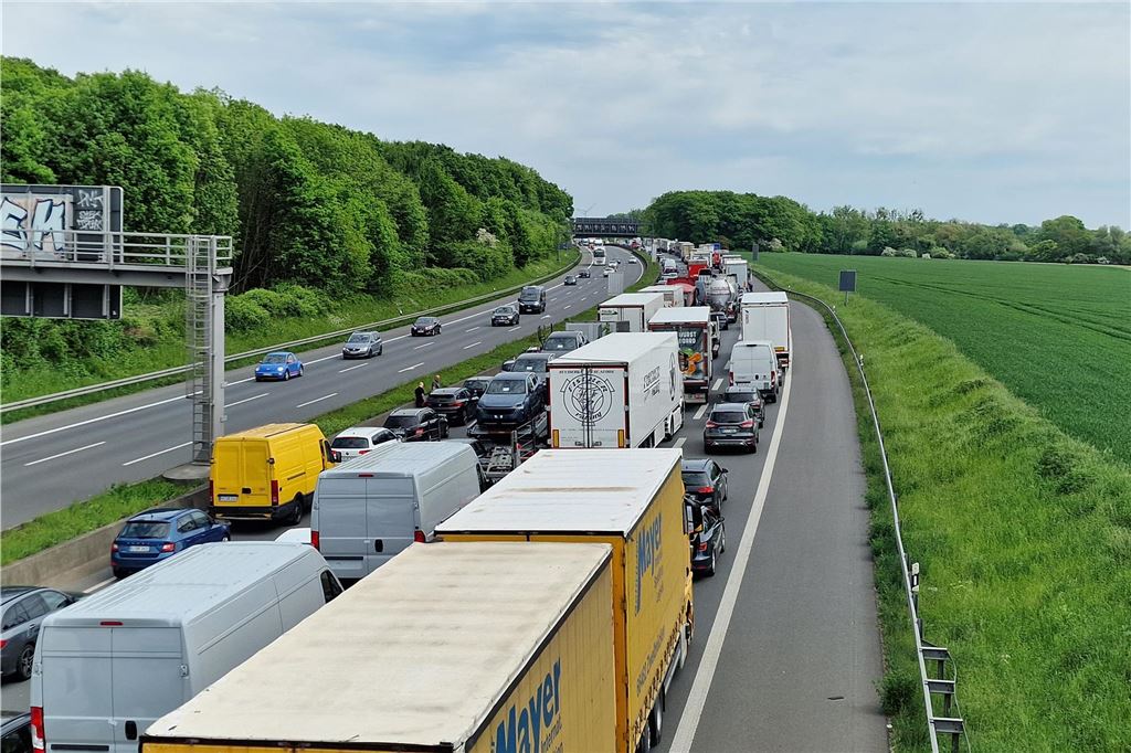Unfall zwischen Kamener Kreuz und Bönen: Ein Mensch schwerst verletzt Nach einem Unfall auf der A2 kurz vor dem Rastplatz Kolberg staut sich der Verkehr.