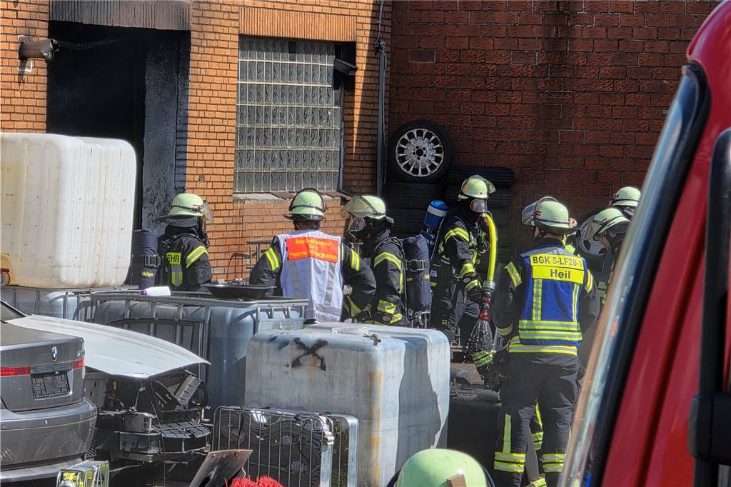 Zwei Autos brennen in Werkstatt in Rünthe Feuerwehreinsatz in Rünthe