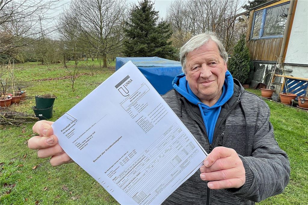 Langes Warten auf ein letztes Wort zur Grundsteuer Michael Kauke zeigt einen Grundbesitzabgabenbescheid, durch den er 5700 Euro an Steuern für sein Gartengrundstück in Unna zahlen soll.