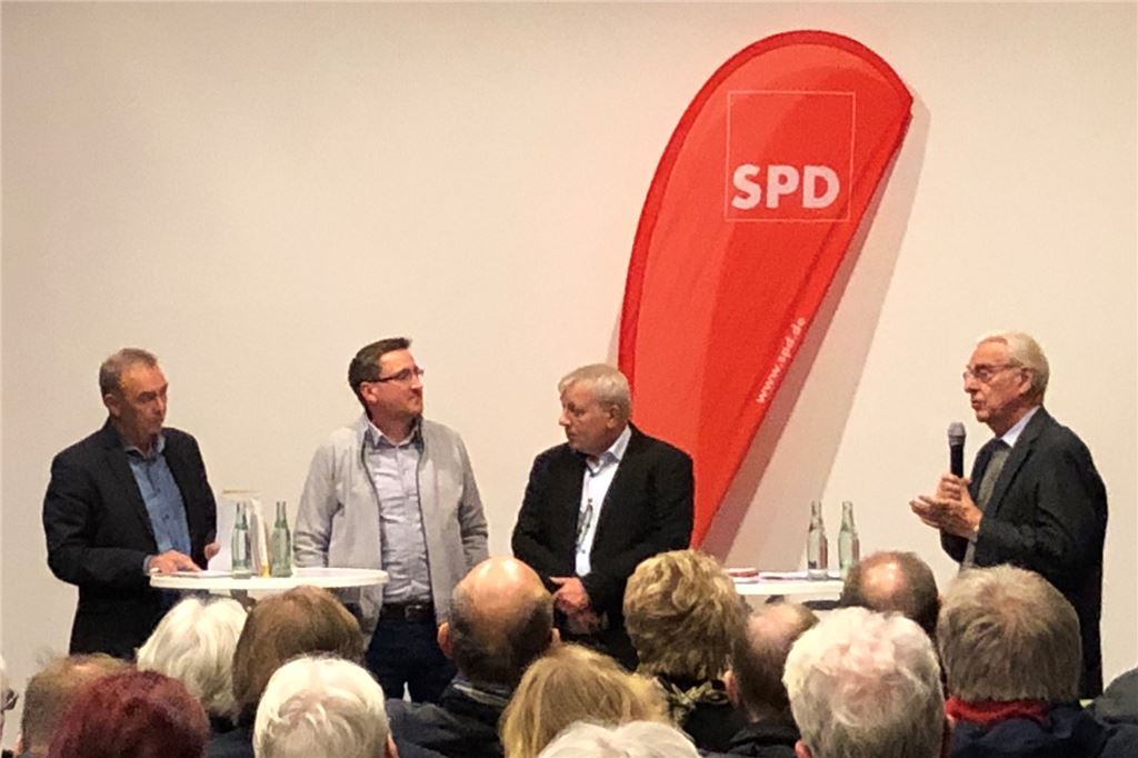 Breites Bündnis gegen Ausbaupläne des Dortmunder Flughafens Gegen die Verlängerung der Start- und Landebahn hat sich ein breites Bündnis gebildet. Die SPD diskutierte bei einem Infoabend in der Lindenbrauerei mit Gästen und Besuchern über das Thema.