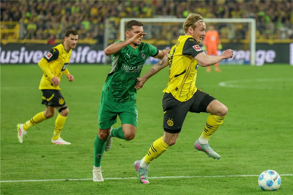 Erbärmlicher Umgang mit BVB-Profi Brandt: Fans gehen trotz Formtief viel zu weit Julian Brandt in einem Zweikampf mit Kevin Stöger.