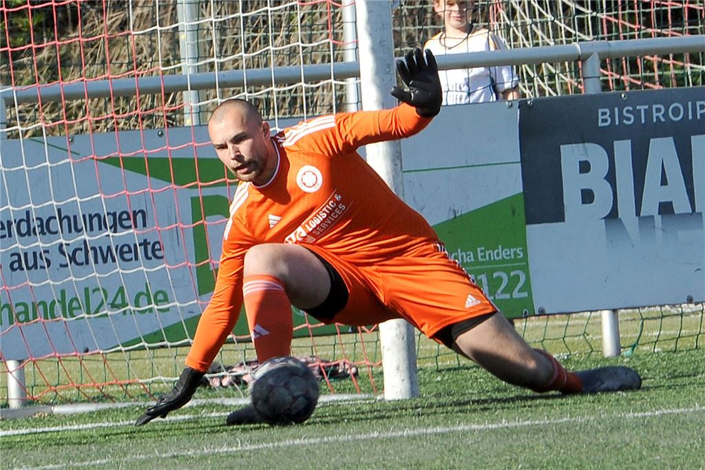 Beim Gegner des Geisecker SV herrscht Chaos: Trainer weg Der Torwart des Geisecker SV pariert.