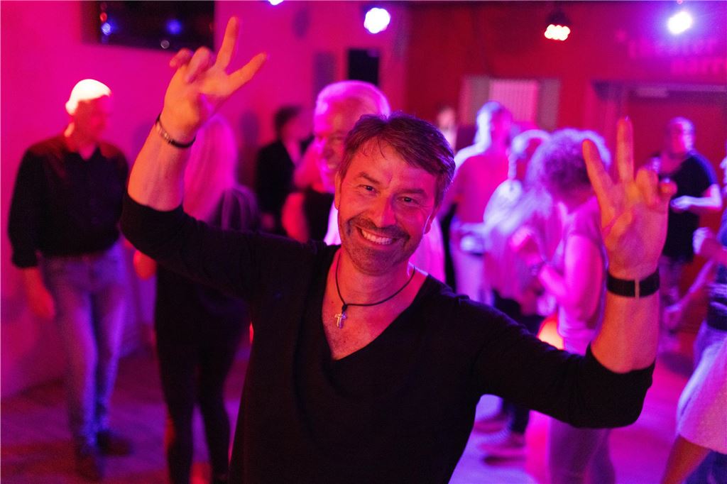 Gemeinsam feiern bei der Ü50 Disko in der Lindenbrauerei: Strahlende Gesichter und ausgelassener Tanz im Kühlschiff bis spät in die Nacht.