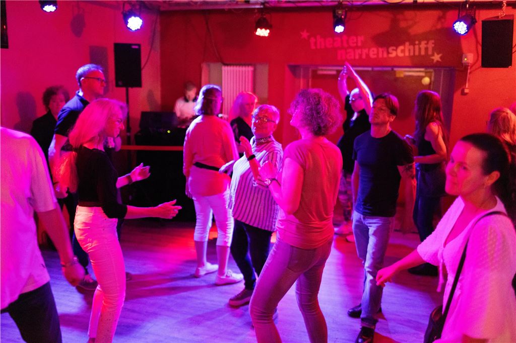 Gemeinsam feiern bei der Ü50 Disko in der Lindenbrauerei: Strahlende Gesichter und ausgelassener Tanz im Kühlschiff bis spät in die Nacht.
