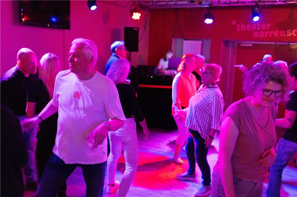 Gemeinsam feiern bei der Ü50 Disko in der Lindenbrauerei: Strahlende Gesichter und ausgelassener Tanz im Kühlschiff bis spät in die Nacht.