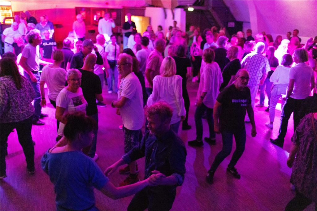 Gemeinsam feiern bei der Ü50 Disko in der Lindenbrauerei: Strahlende Gesichter und ausgelassener Tanz im Kühlschiff bis spät in die Nacht.