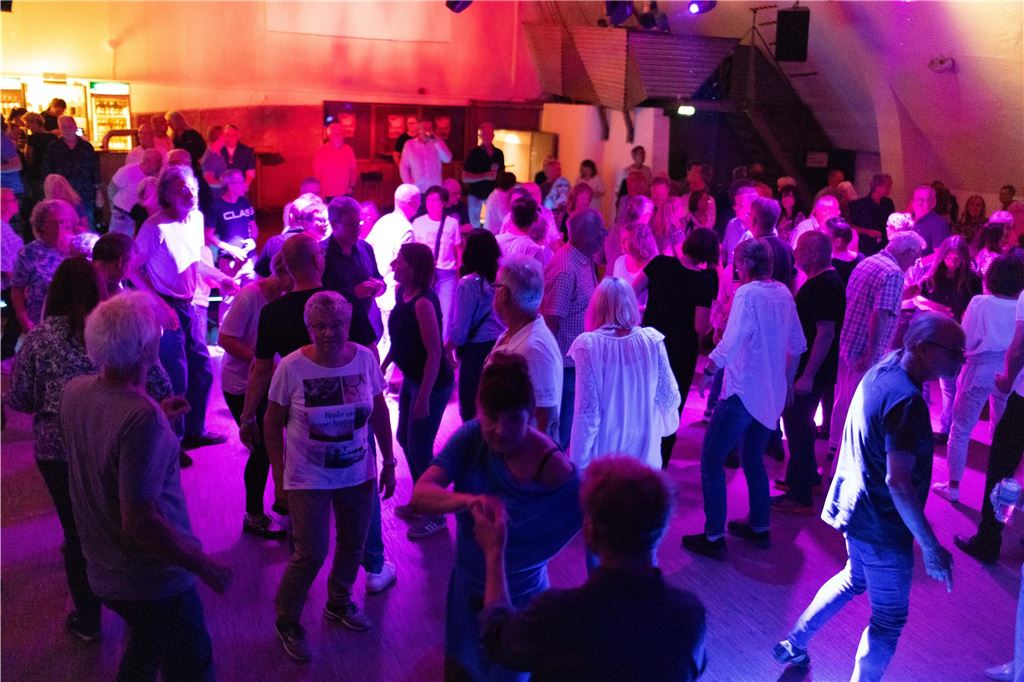 Gemeinsam feiern bei der Ü50 Disko in der Lindenbrauerei: Strahlende Gesichter und ausgelassener Tanz im Kühlschiff bis spät in die Nacht.