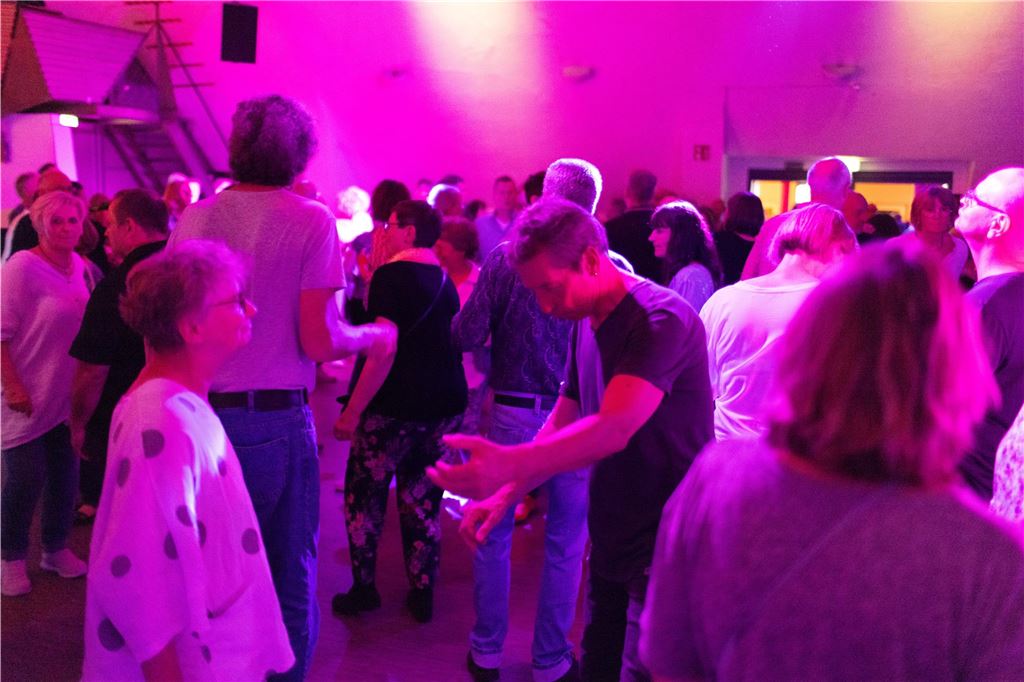 Gemeinsam feiern bei der Ü50 Disko in der Lindenbrauerei: Strahlende Gesichter und ausgelassener Tanz im Kühlschiff bis spät in die Nacht.