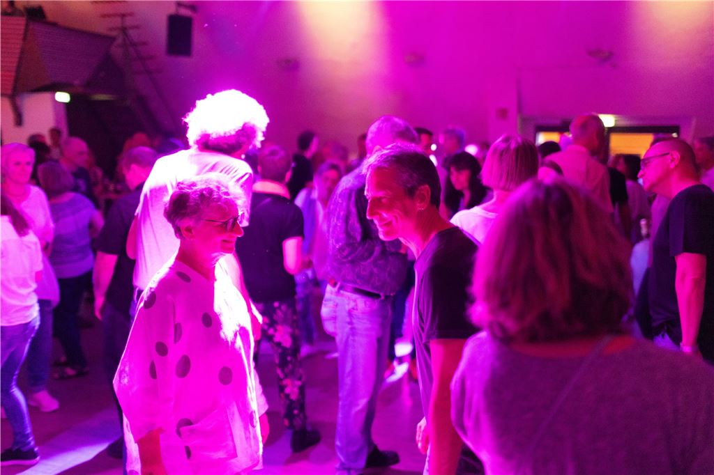 Gemeinsam feiern bei der Ü50 Disko in der Lindenbrauerei: Strahlende Gesichter und ausgelassener Tanz im Kühlschiff bis spät in die Nacht.
