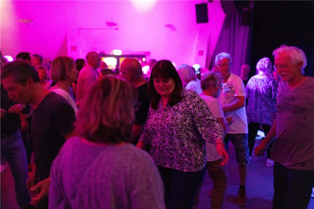 Gemeinsam feiern bei der Ü50 Disko in der Lindenbrauerei: Strahlende Gesichter und ausgelassener Tanz im Kühlschiff bis spät in die Nacht.