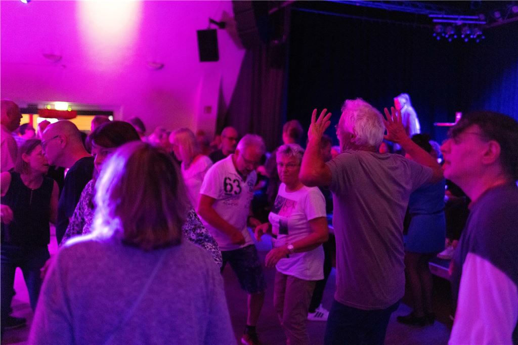Gemeinsam feiern bei der Ü50 Disko in der Lindenbrauerei: Strahlende Gesichter und ausgelassener Tanz im Kühlschiff bis spät in die Nacht.