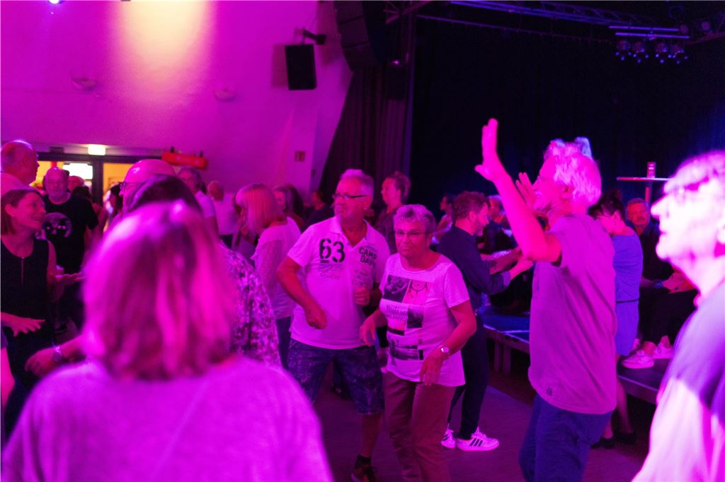 Gemeinsam feiern bei der Ü50 Disko in der Lindenbrauerei: Strahlende Gesichter und ausgelassener Tanz im Kühlschiff bis spät in die Nacht.