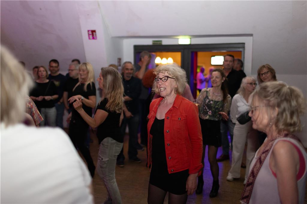 Gemeinsam feiern bei der Ü50 Disko in der Lindenbrauerei: Strahlende Gesichter und ausgelassener Tanz im Kühlschiff bis spät in die Nacht.