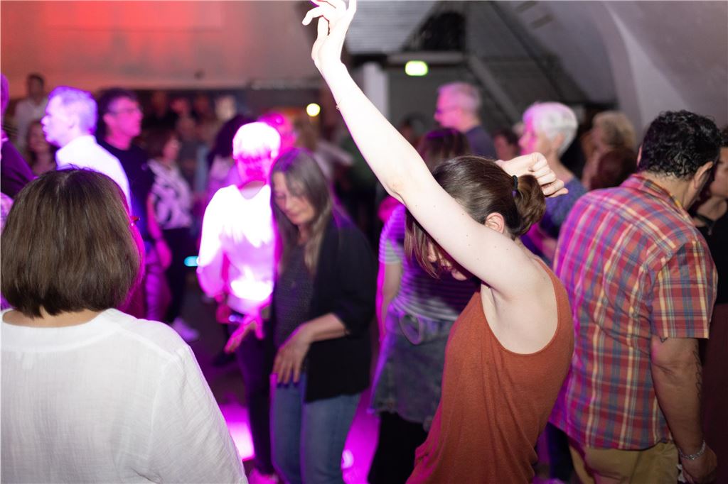Gemeinsam feiern bei der Ü50 Disko in der Lindenbrauerei: Strahlende Gesichter und ausgelassener Tanz im Kühlschiff bis spät in die Nacht.