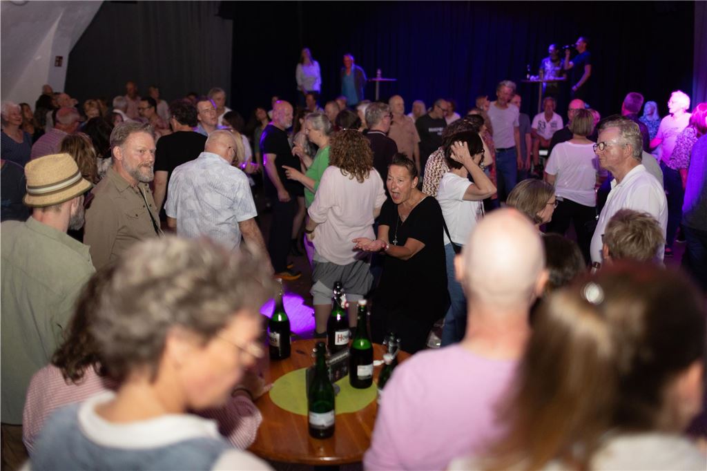 Gemeinsam feiern bei der Ü50 Disko in der Lindenbrauerei: Strahlende Gesichter und ausgelassener Tanz im Kühlschiff bis spät in die Nacht.