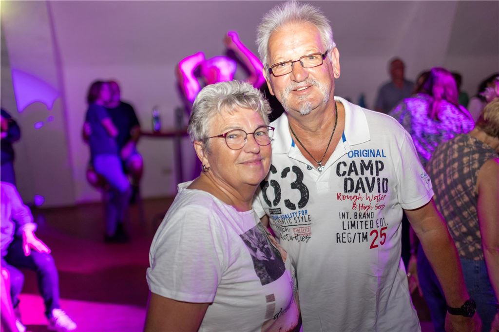 Gemeinsam feiern bei der Ü50 Disko in der Lindenbrauerei: Strahlende Gesichter und ausgelassener Tanz im Kühlschiff bis spät in die Nacht.