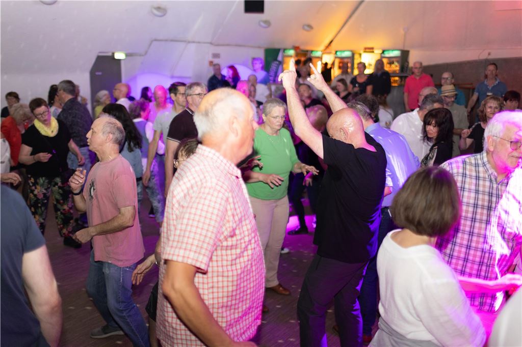 Gemeinsam feiern bei der Ü50 Disko in der Lindenbrauerei: Strahlende Gesichter und ausgelassener Tanz im Kühlschiff bis spät in die Nacht.