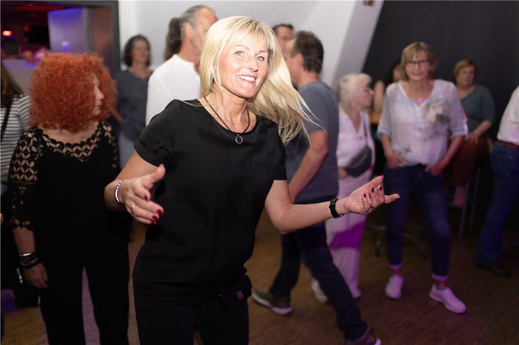 Gemeinsam feiern bei der Ü50 Disko in der Lindenbrauerei: Strahlende Gesichter und ausgelassener Tanz im Kühlschiff bis spät in die Nacht.