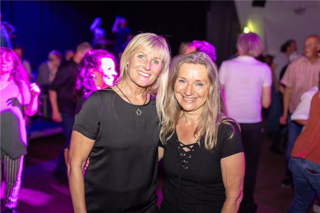 Gemeinsam feiern bei der Ü50 Disko in der Lindenbrauerei: Strahlende Gesichter und ausgelassener Tanz im Kühlschiff bis spät in die Nacht.
