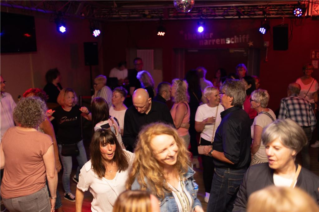 Gemeinsam feiern bei der Ü50 Disko in der Lindenbrauerei: Strahlende Gesichter und ausgelassener Tanz im Kühlschiff bis spät in die Nacht.