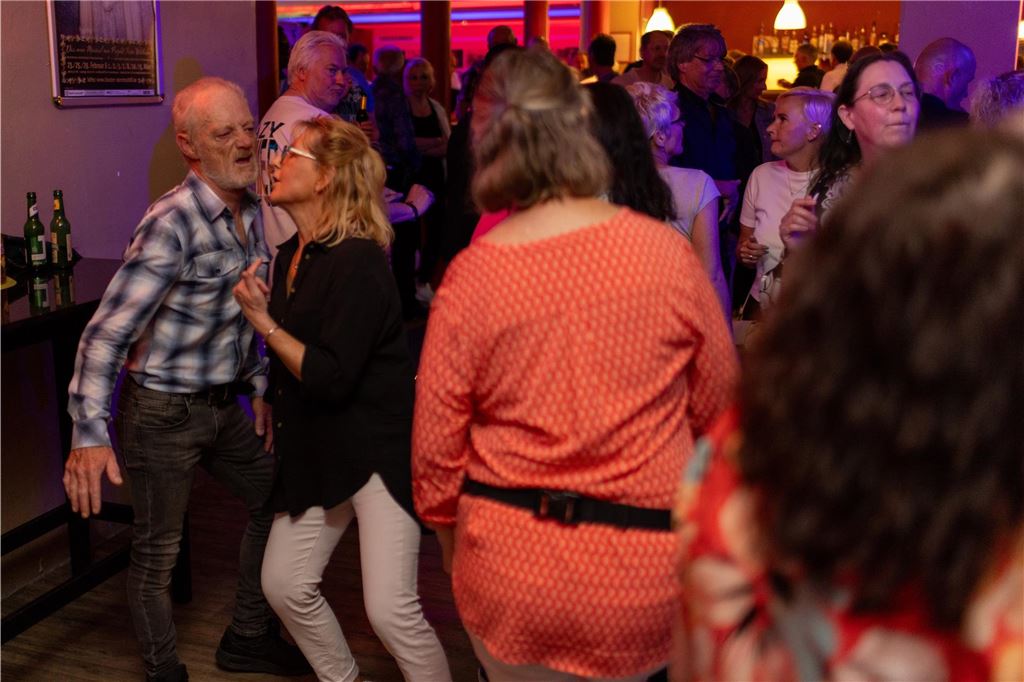 Gemeinsam feiern bei der Ü50 Disko in der Lindenbrauerei: Strahlende Gesichter und ausgelassener Tanz im Kühlschiff bis spät in die Nacht.