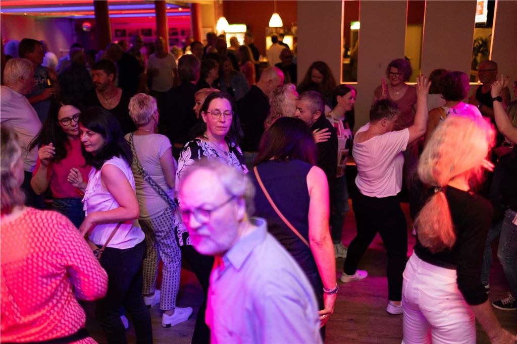 Gemeinsam feiern bei der Ü50 Disko in der Lindenbrauerei: Strahlende Gesichter und ausgelassener Tanz im Kühlschiff bis spät in die Nacht.