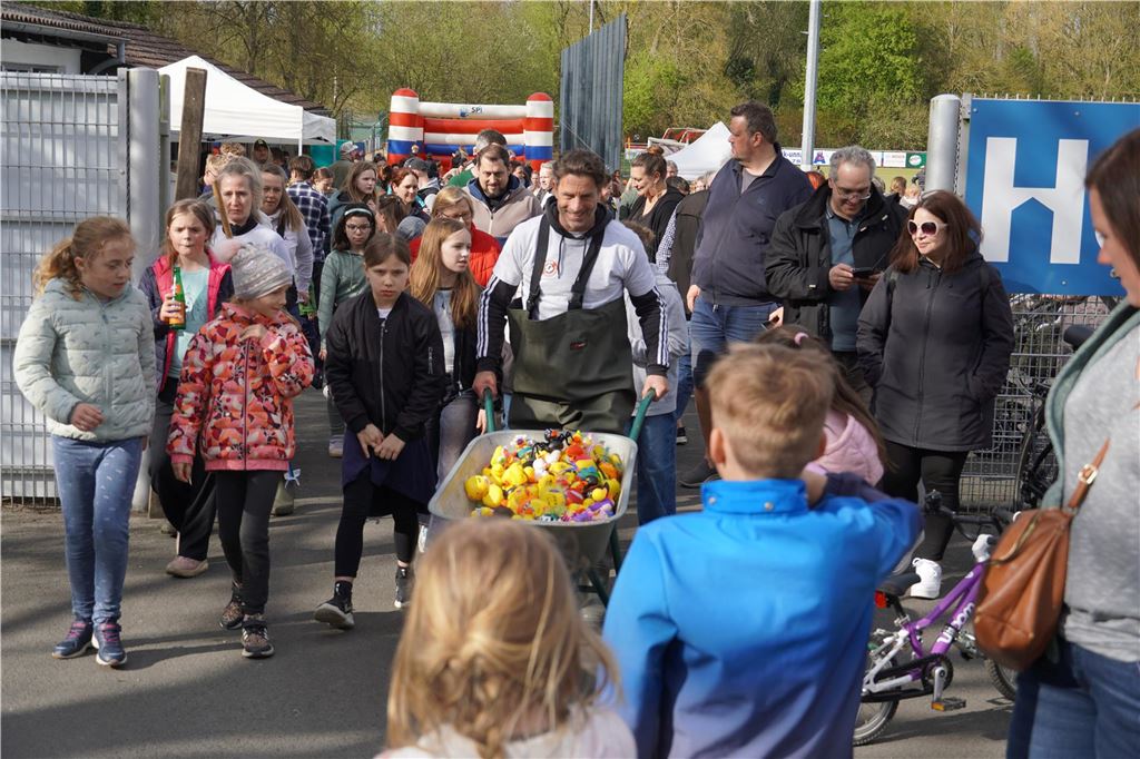 Gemeinsam geht es zum Mühlbach.