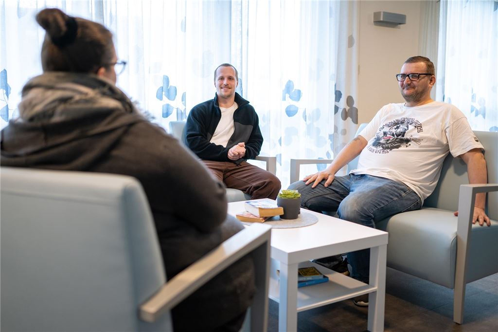Der harte Weg aus der Drogensucht: Wie Steve B. clean wurde Gemeinsam mit anderen Menschen mit Suchterkrankungen lebt Steve B. (r.) im „Haus Waldenburger Straße“ von Bethel.regional in Castrop-Rauxel.