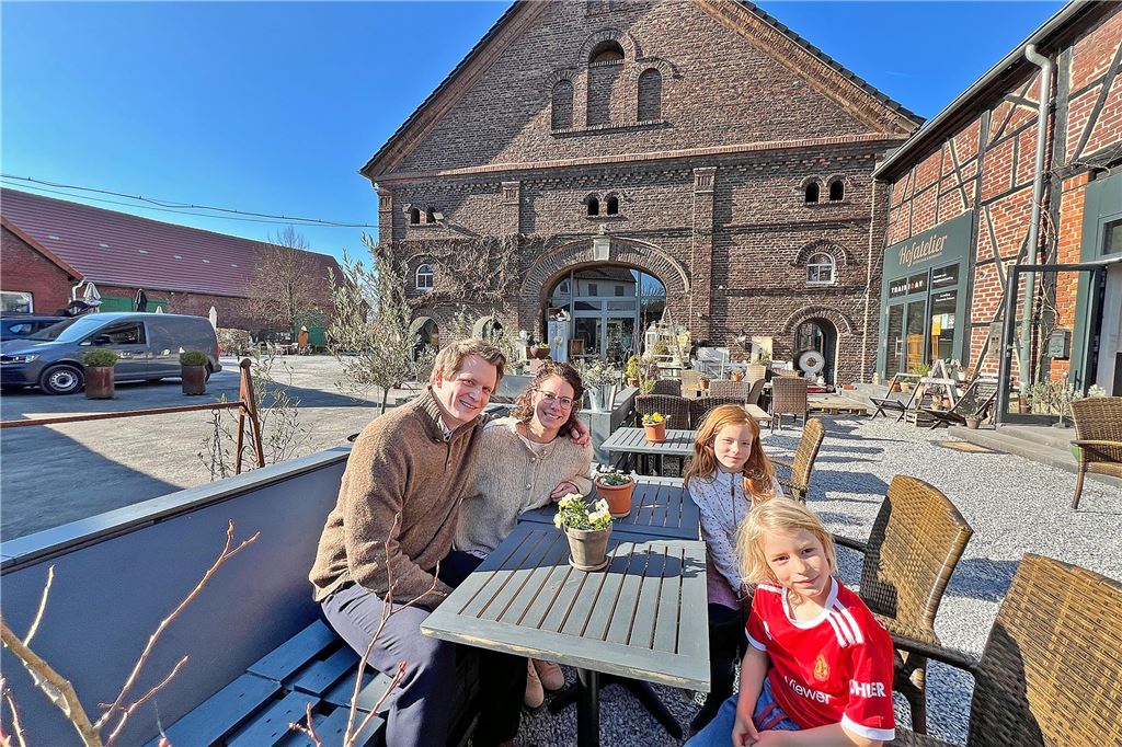 Hof Sümmermann lädt wieder zum Frühlingserwachen ein Familie Sümmermann sitzt an einem Tisch auf ihrem Hof in Frömern