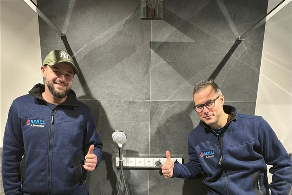 Kevin Rebels (34) Betrieb wuchs rasend schnell: „Das hatte ich nicht vor“ Kevin Rebel, Chef des gleichnamigen Heizung-, Sanitär- und Klimabetriebs in Huckarde, mit seinem Angestellten Andreas Bielmeier in einer Dusche.