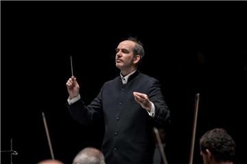 Generalmusikdirektor Rasmus Baumann ging mit seinem Orchester auf eine Landpartie. Die Zutaten für diesen Ausflug erwiesen sich als variantenreich und beeindruckend.