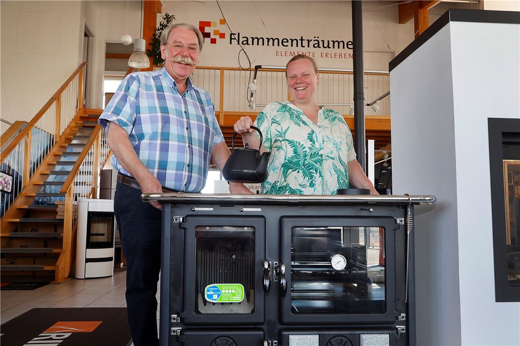 Run auf Kaminöfen bei Rekordhitze: „Hier ist die Hölle ausgebrochen“ Georg Boldt mit Antje Boldt, die in dem Geschäft im Kamen-Karree berät. Montags ist das Geschäft jetzt geschlossen, um all die Anfragen nach Kaminöfen zu beantworten.