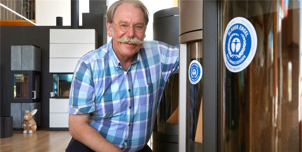 Run auf Kaminöfen bei Rekordhitze: „Hier ist die Hölle ausgebrochen“ Georg Boldt vor einem Kaminofen mit dem „Blauen Engel“. „Diese Öfen zwingen zum richtigen Befeuern“, sagt der Kaminofen-Spezialist aus Kamen. Er hat einen solchen Boom, wie er gerade herrscht, zuvor noch nicht erlebt.