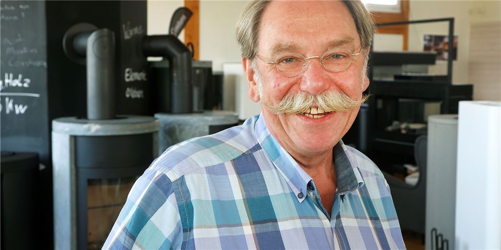 Zu viele Anfragen: Flammenträume reduziert Öffnungszeiten noch weiter Georg Boldt vor seinen Kaminöfen in der Ausstellung im Kamen-Karree. Er hat einen solchen Boom, wie er gerade herrscht, zuvor noch nicht erlebt und schließt einen weiteren Tag, um allen Kunden gerecht zu werden.