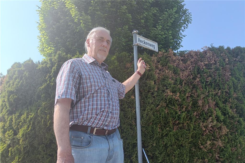Höneises mussten ihr Dorf verlassen: Steiniger Weg vom Haus zur Wohnung Gerd Höneise steht am Straßenschild Heckenweg in Fröndenberg-Ostbüren.