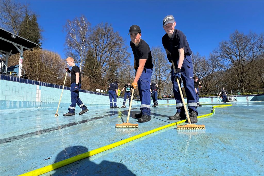 Frühlingsmärkte und verkaufsoffener Sonntag: Tipps für das Wochenende Jugendliche reinigen mit Besen den Beckenboden des Freibad Dellwigs in Fröndenberg