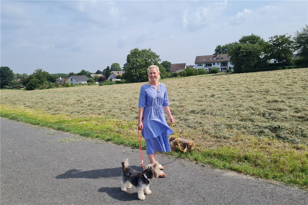Uelzen: Zentraler Teil des Doppeldorfes mit ländlichem Charakter Gerne geht Jokiel mit ihren beiden Hunden im Grün spazieren. Sie mag den dörflichen Charakter.