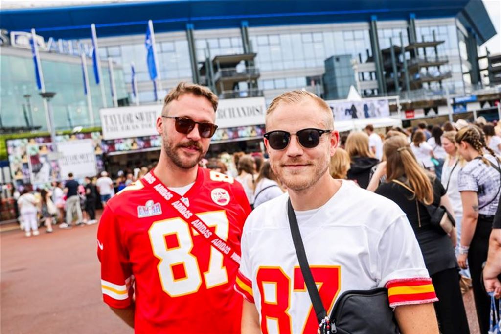 Liveblog vor Taylor-Swift-Konzert in Gelsenkirchen: Fans stehen schon für beste Plätze an Gerrit (r) und Denis sind seit einem Jahr Fans von Taylor Swift.