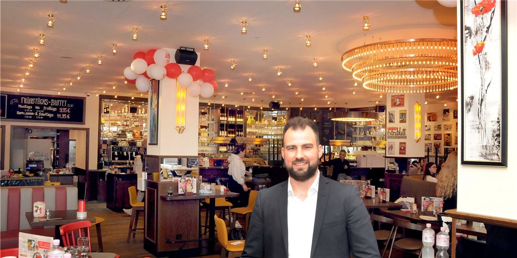 Café Extrablatt vor der Eröffnung: 40 Kellner erhalten letzte Tipps Geschäftsführer Christian Blazevic (32) ist schon seit 13 Jahren für das Café Extrablatt tätig und jetzt Chef von 40 Mitarbeitern.
